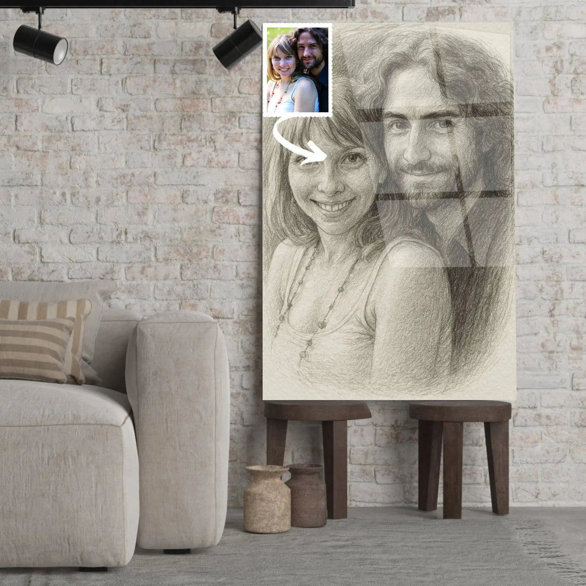 Toile personnalisée effet dessin au crayon graphite posée sur un tabouret, salon lumineux, portrait de couple