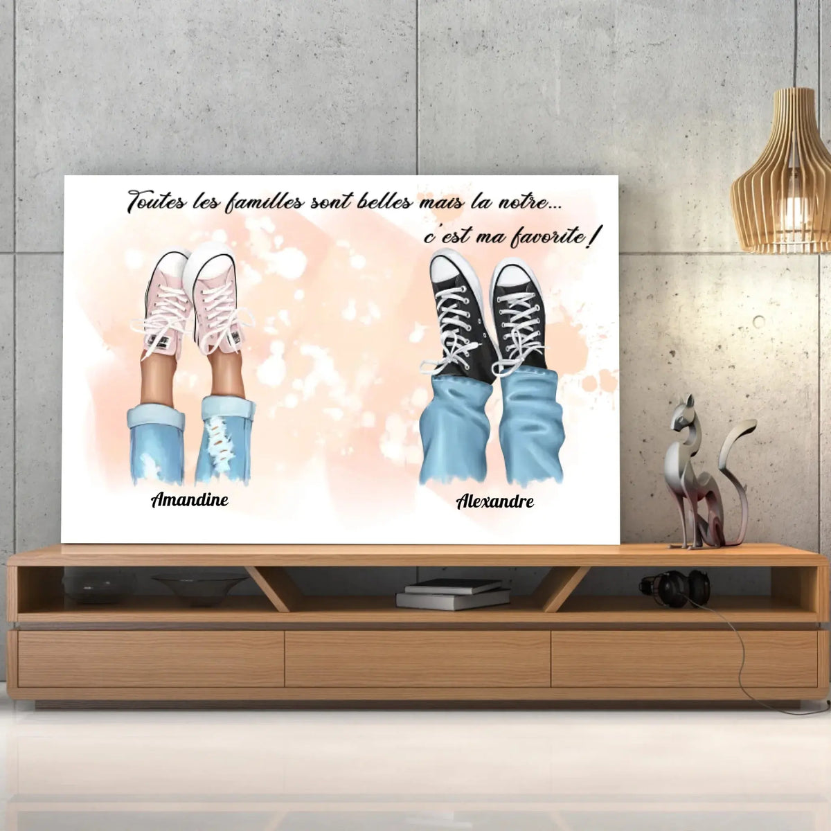 Toile famille personnalisée chaussures posée sur un meuble bas, décoration salon