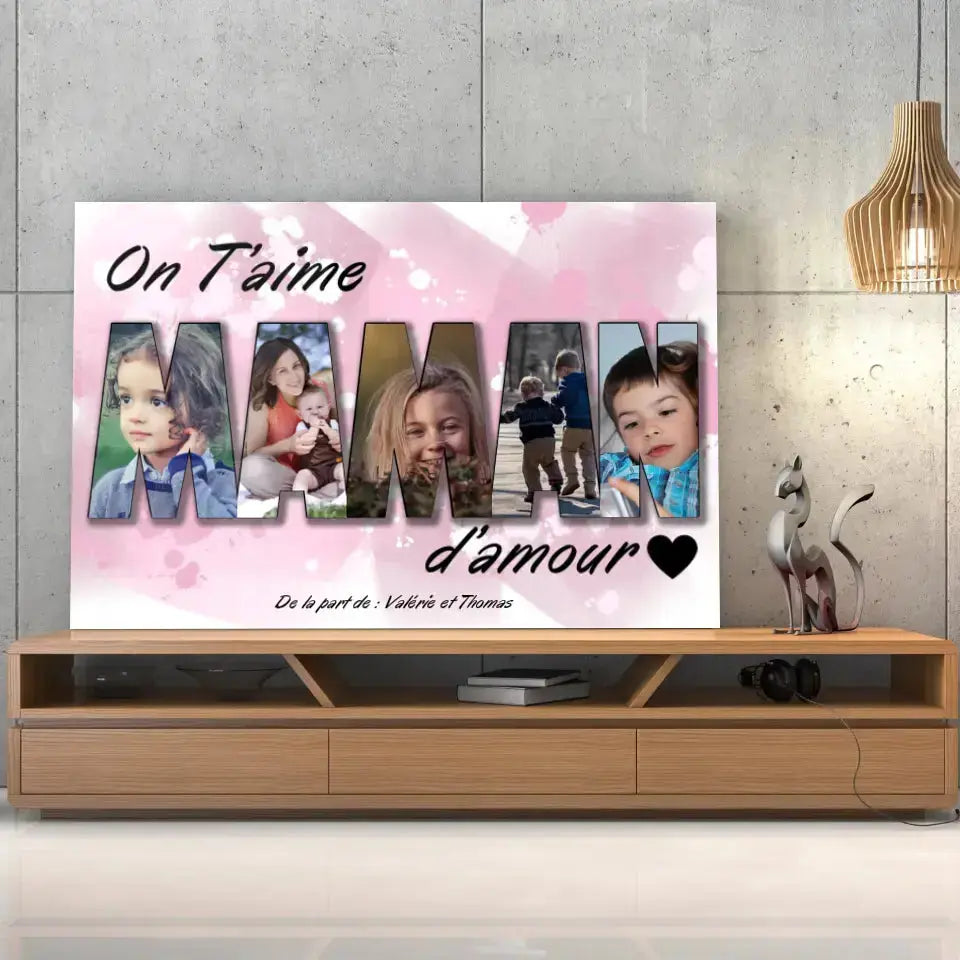 Toile famille personnalisée lettres MAMAN photo posée sur un meuble bas, gros plan