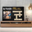 Toile famille personnalisée Scrabble posée sur un meuble bas, gros plan