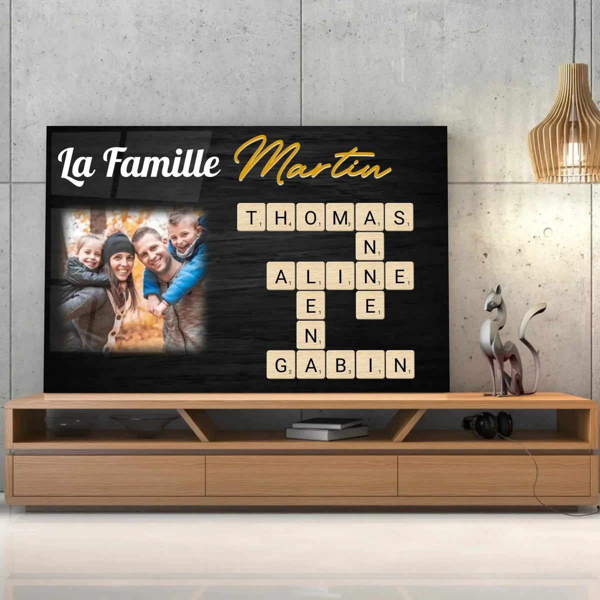 Toile famille personnalisée Scrabble posée sur un meuble bas, gros plan