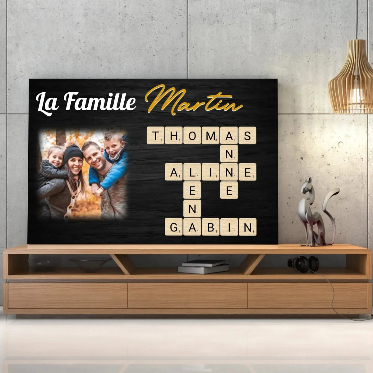 Toile famille personnalisée Scrabble posée sur un meuble bas, décoration salon
