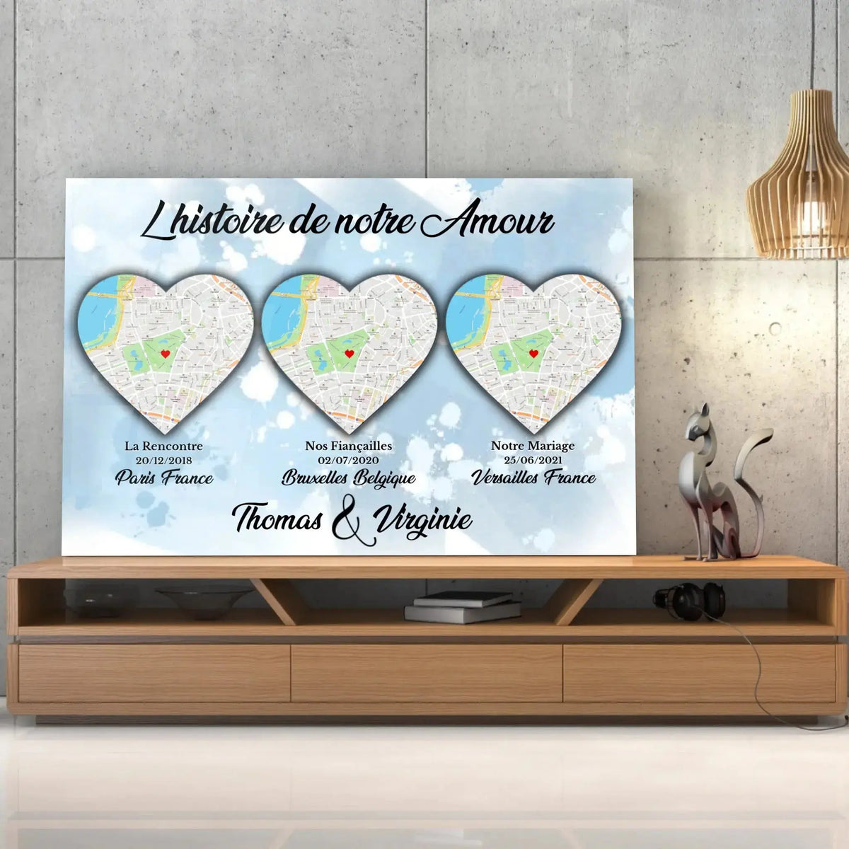 Toile Lieu de Rencontre personnalisée histoire de notre amour posée sur un meuble bas, gros plan