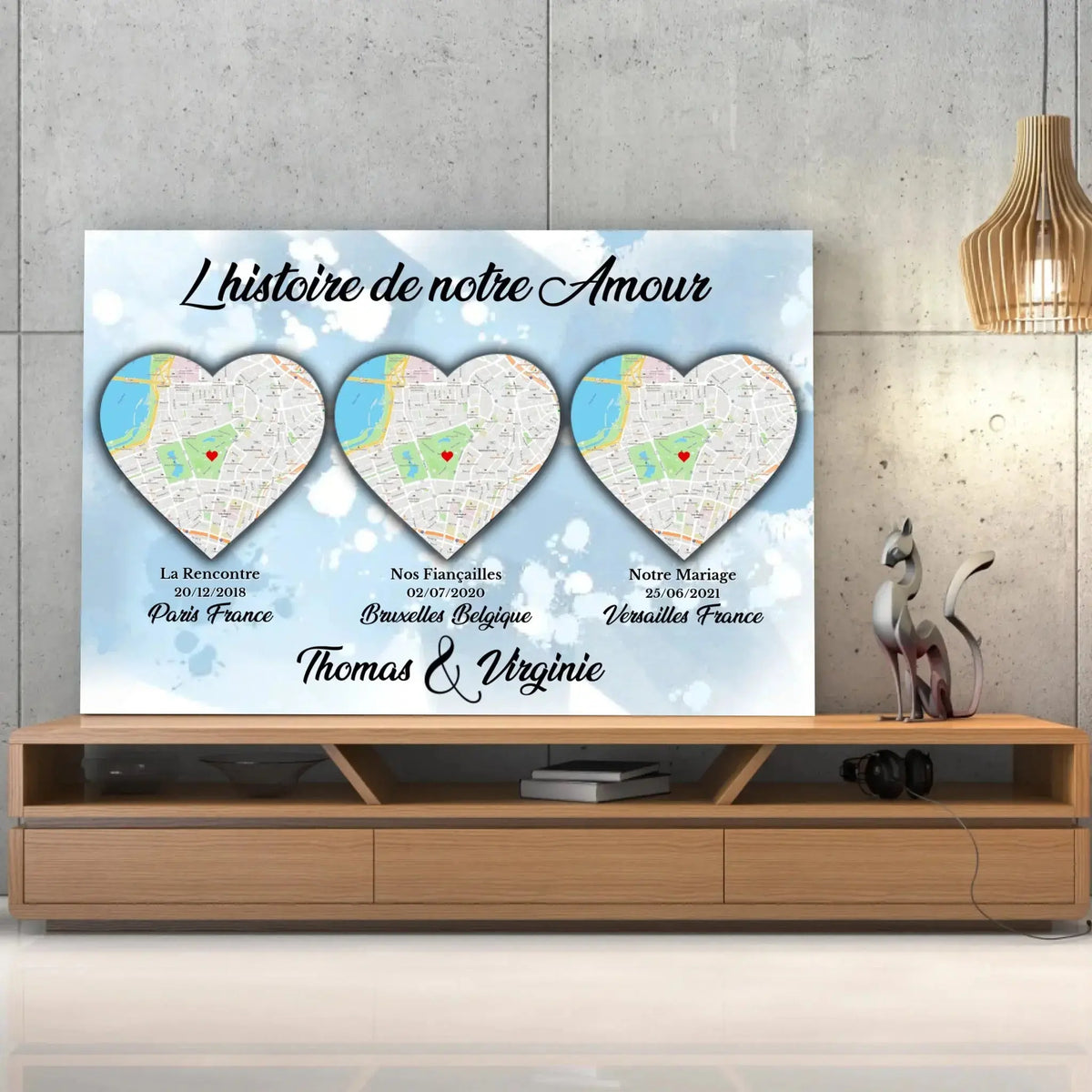 Toile Lieu de Rencontre personnalisée histoire de notre amour posée sur un meuble bas, décoration salon
