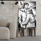 Toile personnalisée style manga rétro noir et blanc posée sur un tabouret, salon lumineux, portrait de couple