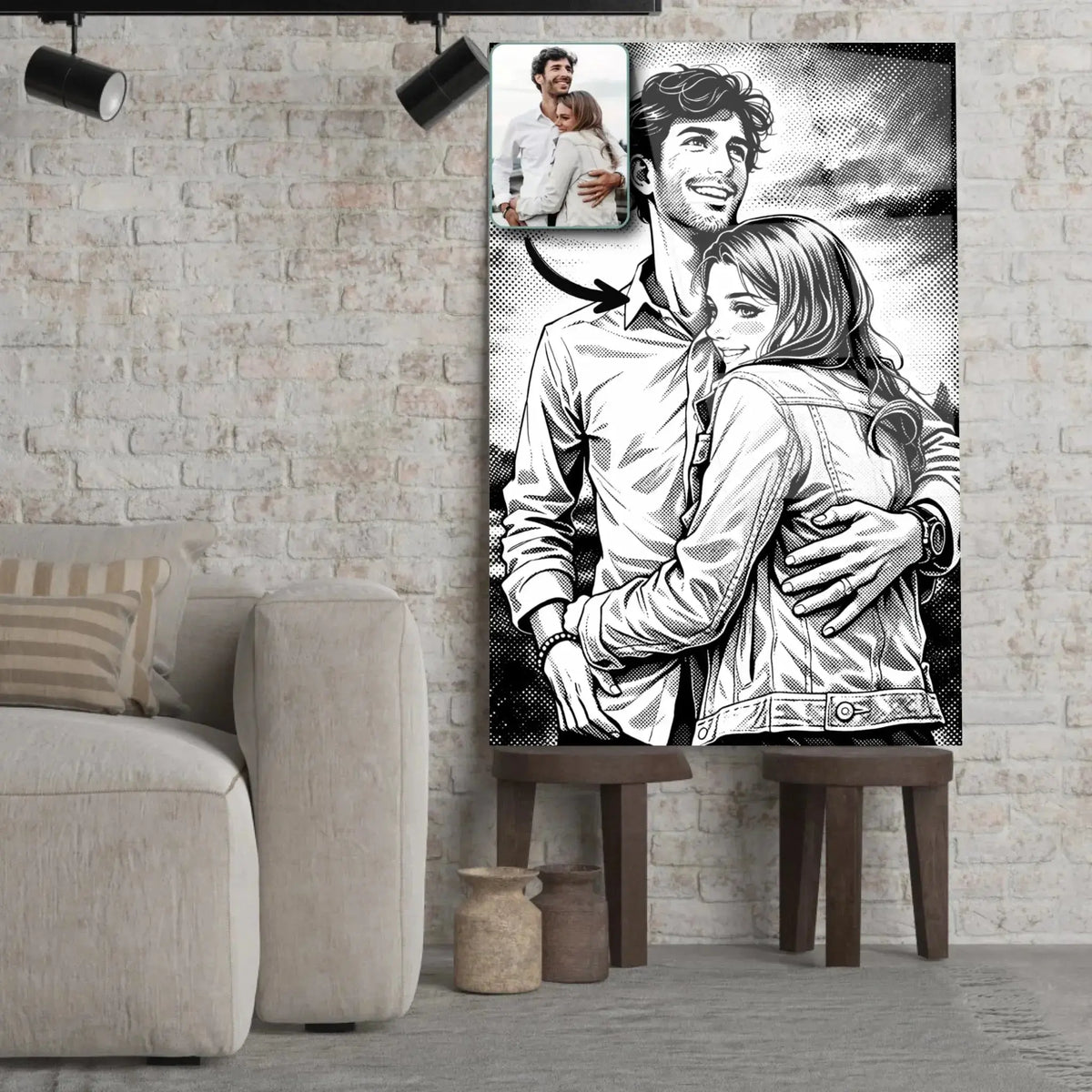 Toile personnalisée style manga rétro noir et blanc posée sur un tabouret, salon lumineux, portrait de couple