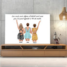 Toile personnages groupe de copines personnalisée posée sur un meuble bas, gros plan