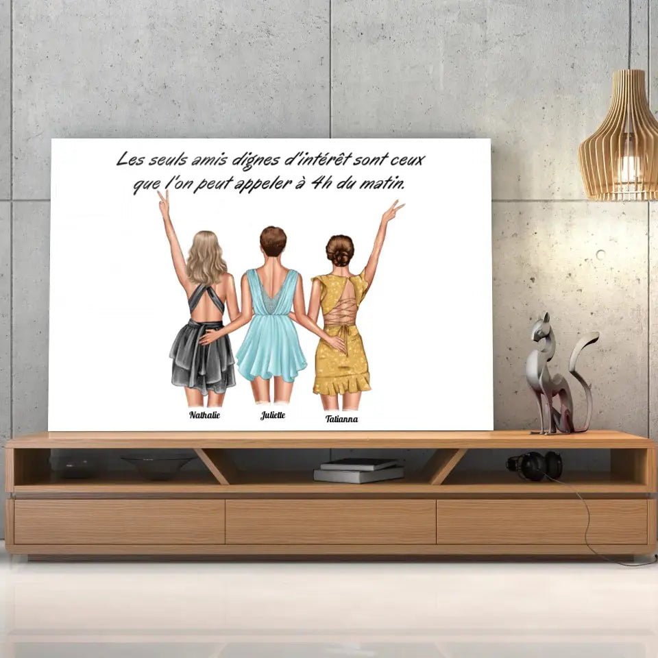 Toile personnages groupe de copines personnalisée posée sur un meuble bas, gros plan