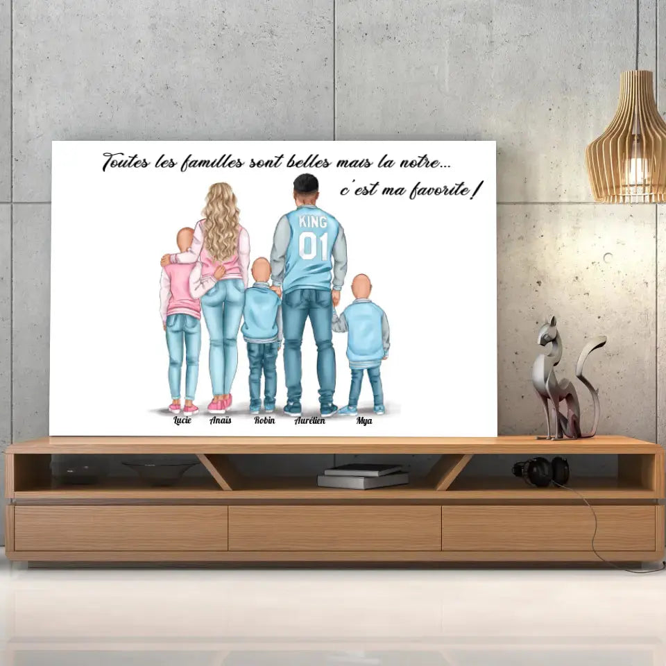 Toile personnages famille personnalisée (3 enfants) posée sur un meuble bas, décoration salon