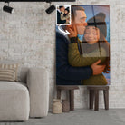 Toile personnalisée style anime Pixar 3D posée sur un tabouret, salon lumineux, portrait de couple