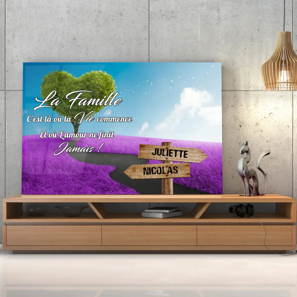 Toile prénoms personnalisée arbre cœur et champ violet posée sur un meuble bas, gros plan