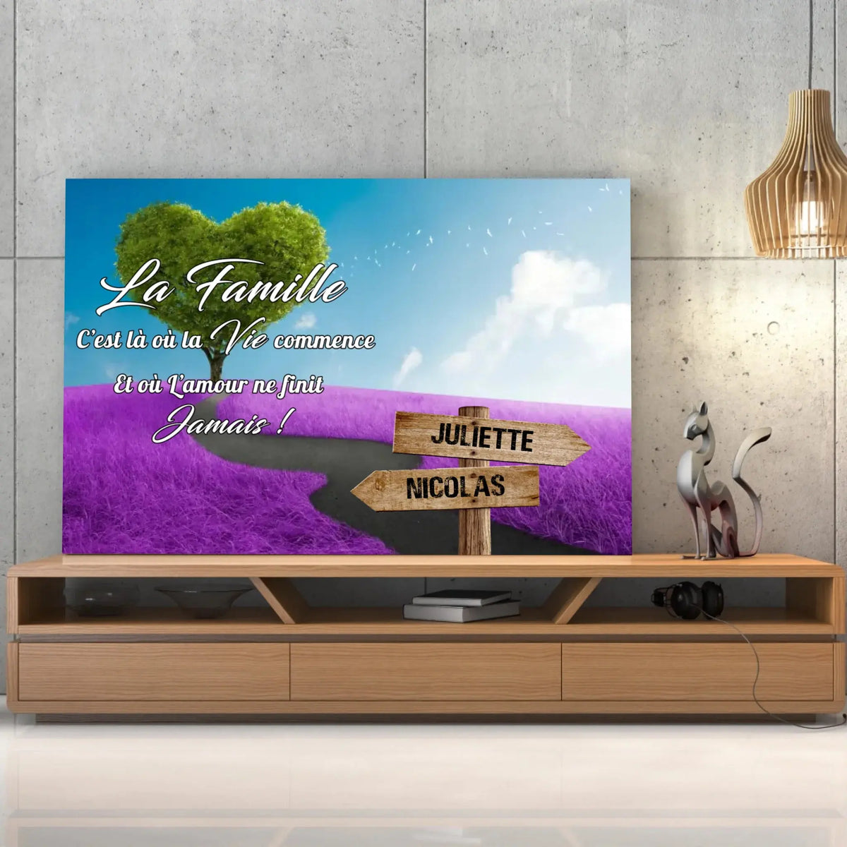 Toile prénoms personnalisée arbre cœur et champ violet posée sur un meuble bas, décoration salon