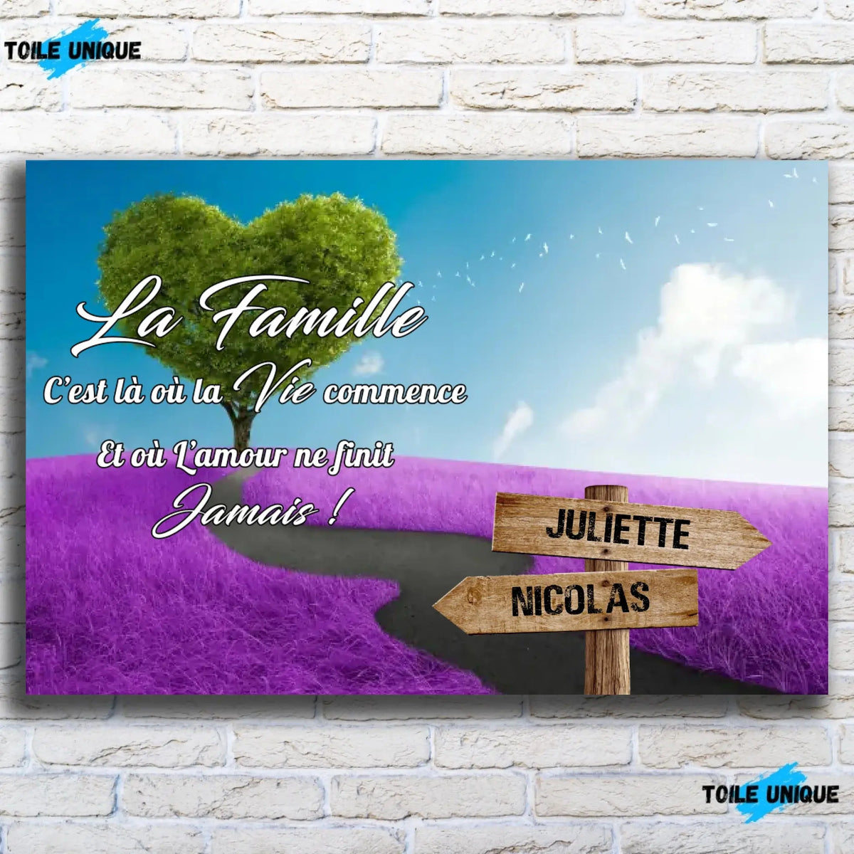 Toile prénoms personnalisée arbre cœur et champ violet sur mur de briques, gros plan