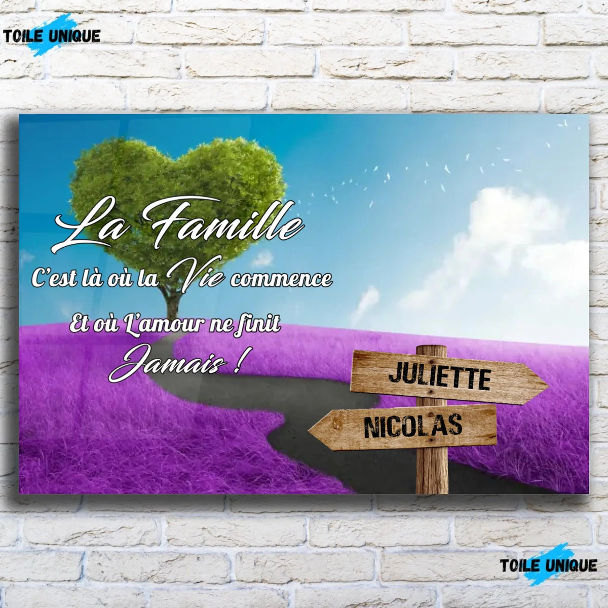 Toile prénoms personnalisée arbre cœur et champ violet sur mur de briques, décoration industrielle