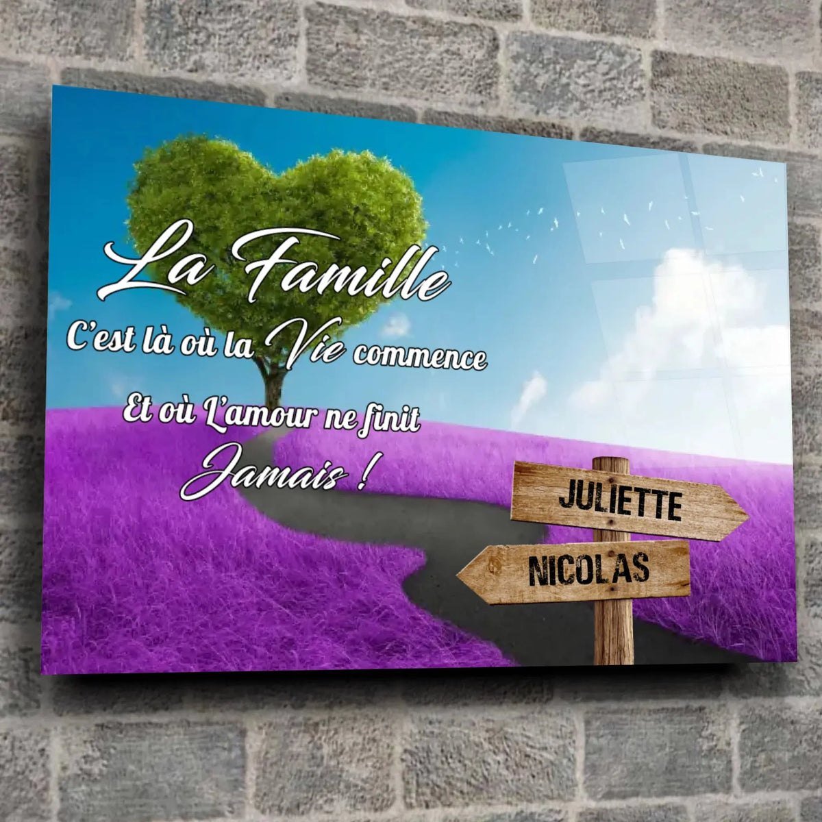 Toile prénoms personnalisée arbre cœur et champ violet sur mur de pierre grise, ambiance loft