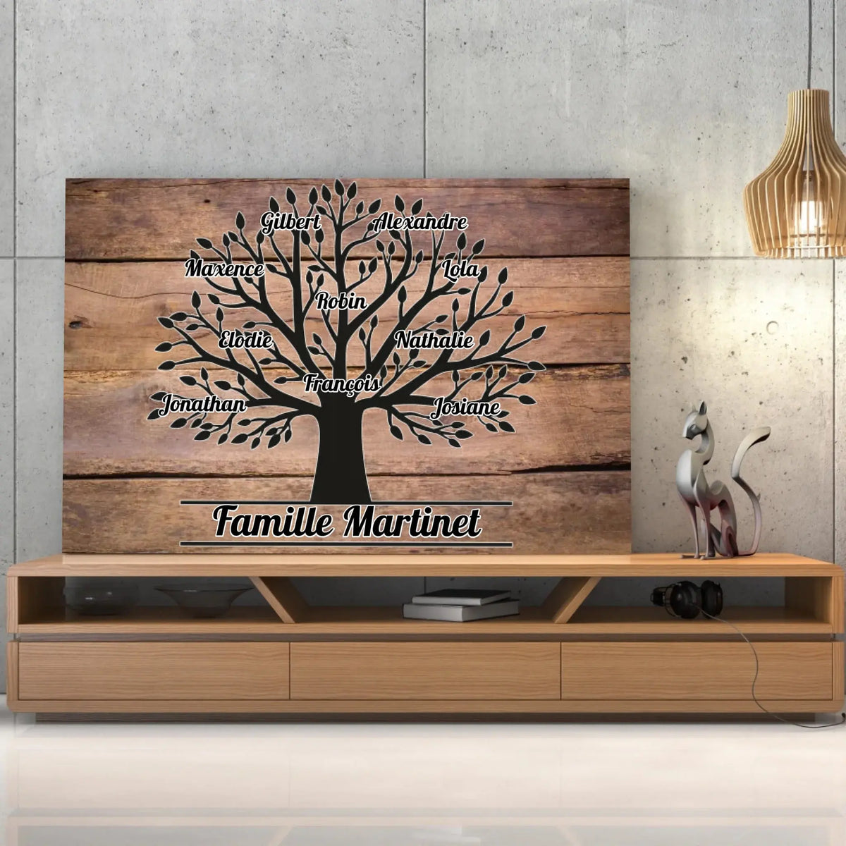 Toile prénoms personnalisée Arbre de Vie posée sur un meuble bas, décoration salon