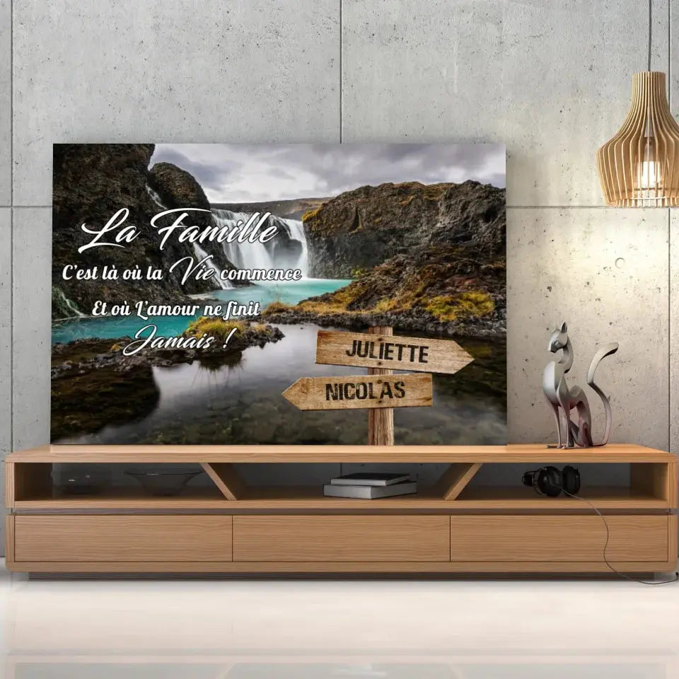 Toile prénoms personnalisée cascade d'eau posée sur un meuble bas, décoration salon