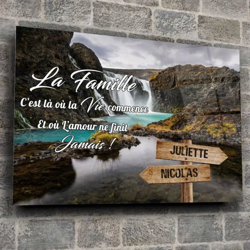 Toile prénoms personnalisée cascade d'eau sur mur de pierre grise, ambiance loft