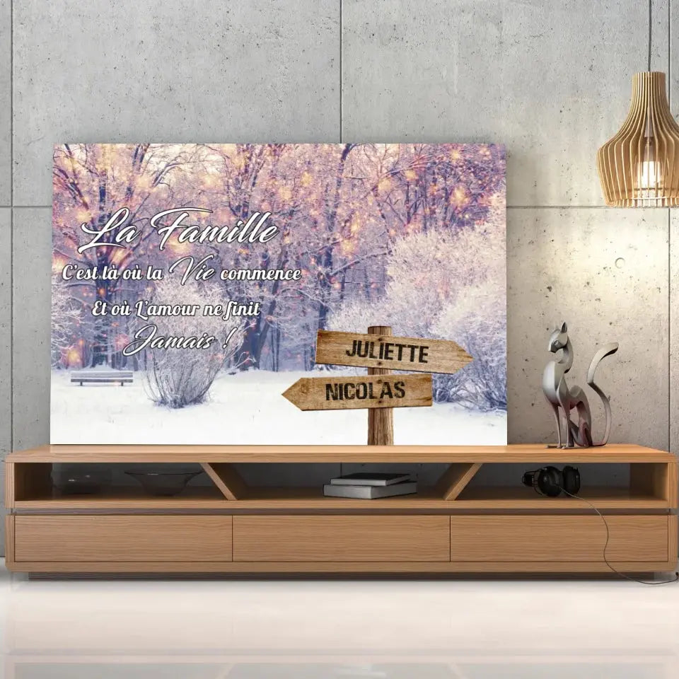 Toile prénoms personnalisée paysage enneigé posée sur un meuble bas, décoration salon