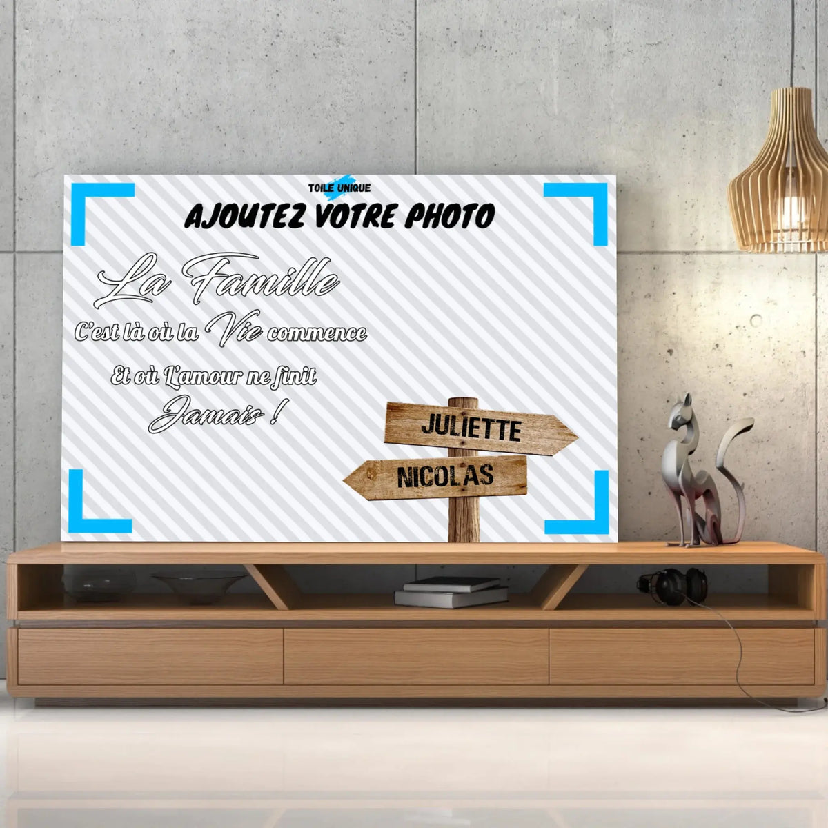 Toile prénoms personnalisée photo de famille posée sur un meuble bas, décoration salon