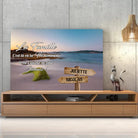 Toile prénoms personnalisée plage et algues posée sur un meuble bas, décoration salon