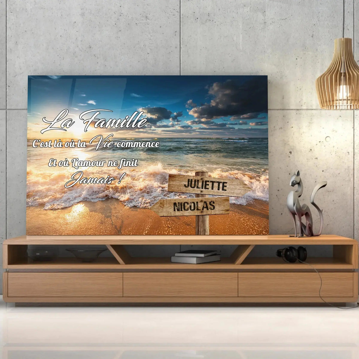 Toile prénoms personnalisée plage et coucher de soleil posée sur un meuble bas, gros plan