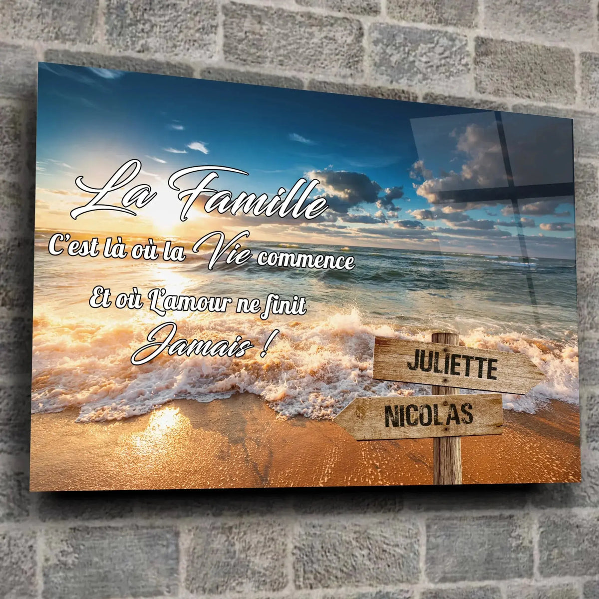 Toile prénoms personnalisée plage et coucher de soleil sur mur de pierre grise, ambiance loft
