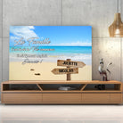 Toile prénoms personnalisée plage et sable fin posée sur un meuble bas, décoration salon