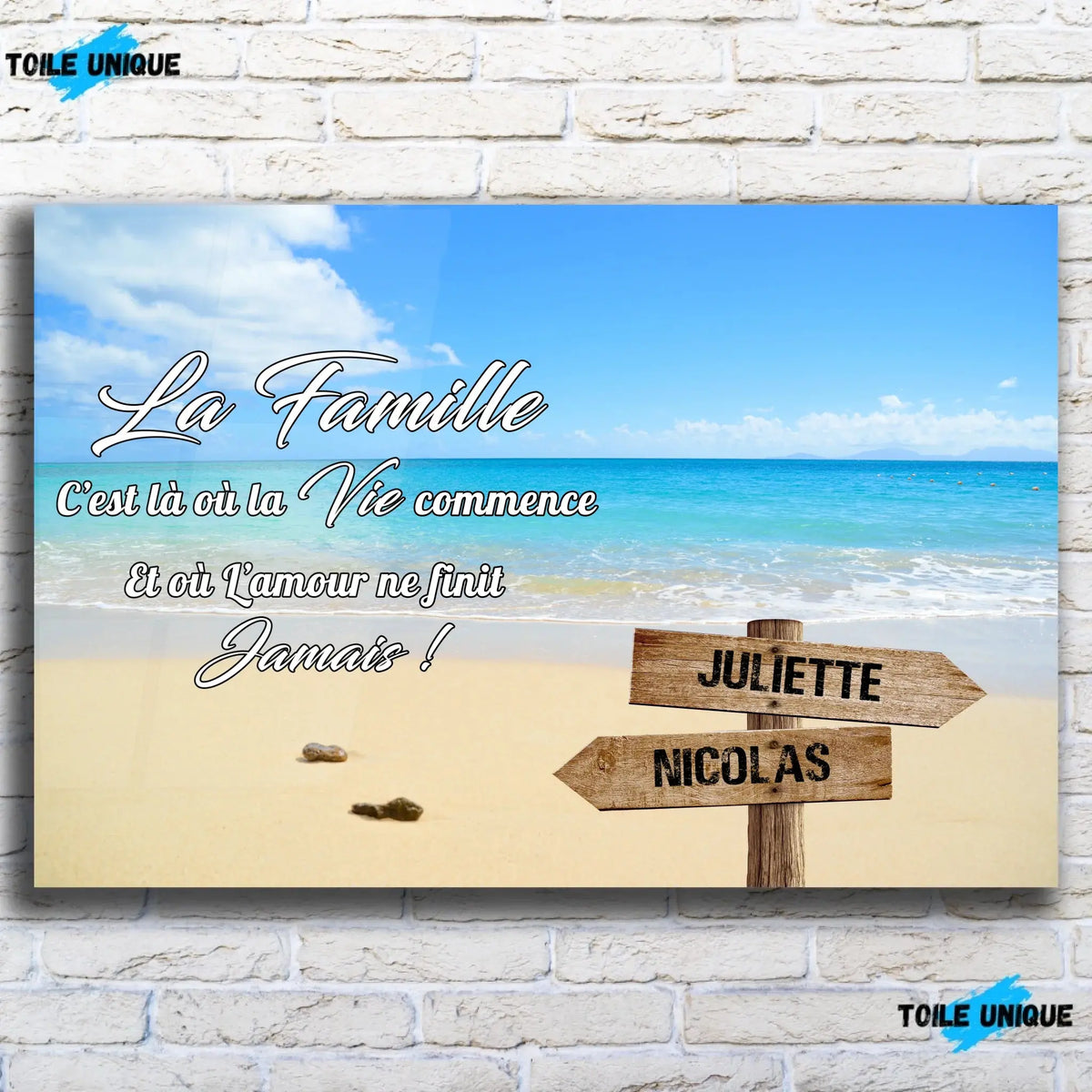 Toile prénoms personnalisée plage et sable fin sur mur de briques, décoration industrielle