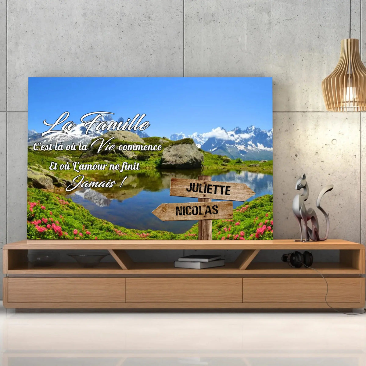 Toile prénoms personnalisée plaine et montagne posée sur un meuble bas, décoration salon