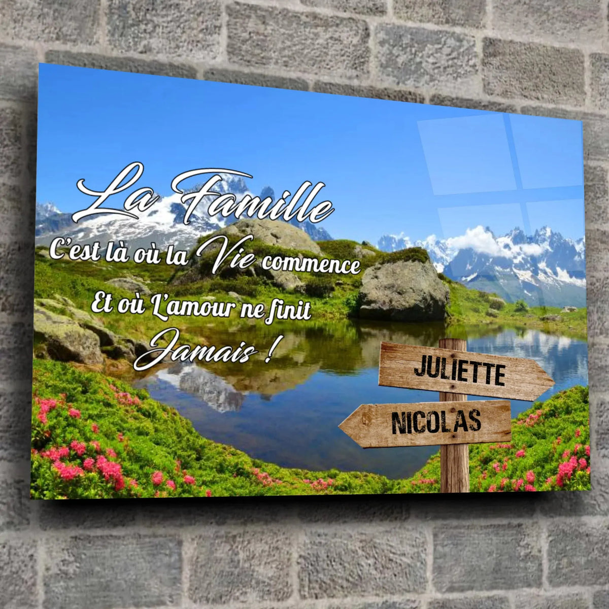 Toile prénoms personnalisée plaine et montagne sur mur de pierre grise, ambiance loft