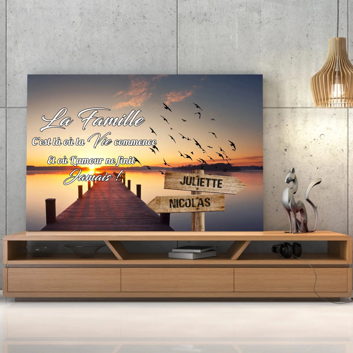 Toile prénoms personnalisée ponton en bois posée sur un meuble bas, décoration salon