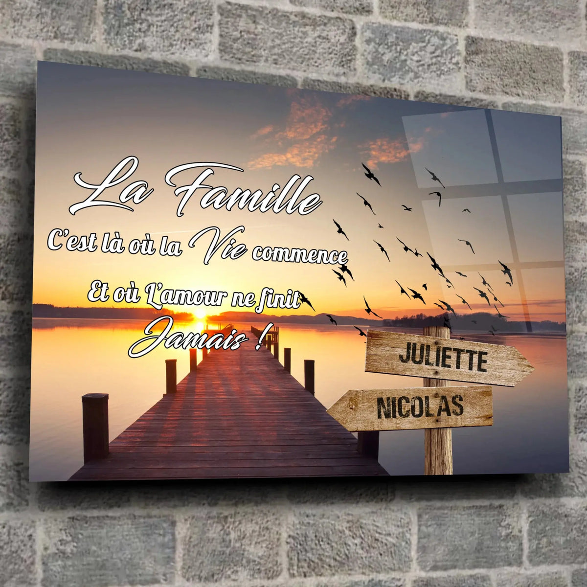 Toile prénoms personnalisée ponton en bois sur mur de pierre grise, ambiance loft