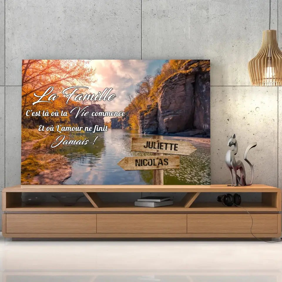 Toile prénoms personnalisée rivière posée sur un meuble bas, décoration salon