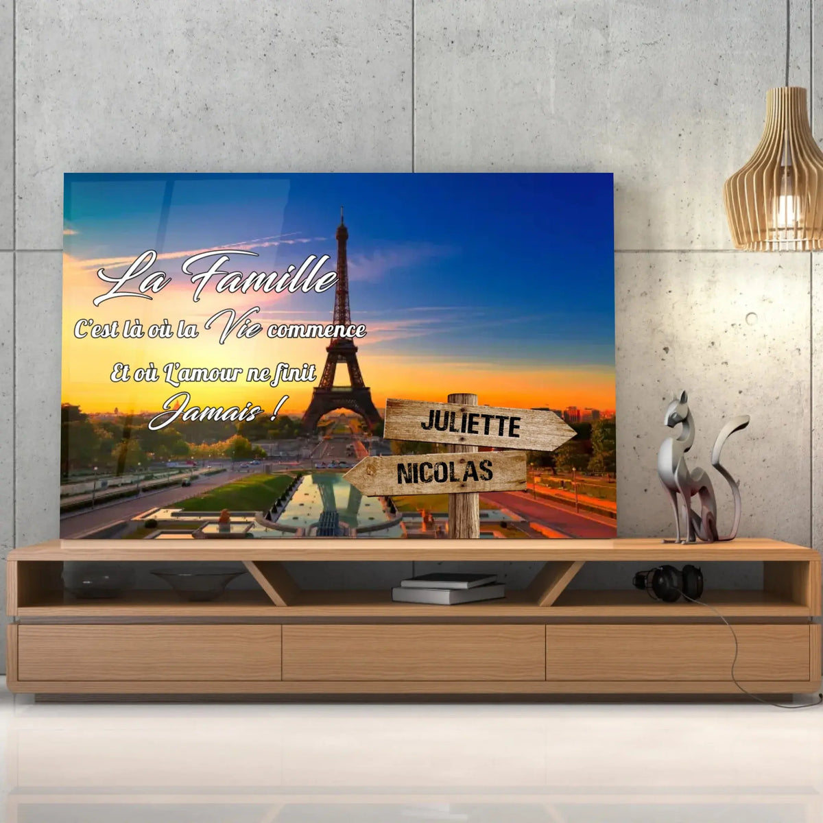 Toile prénoms personnalisée Tour Eiffel de Paris posée sur un meuble bas, gros plan