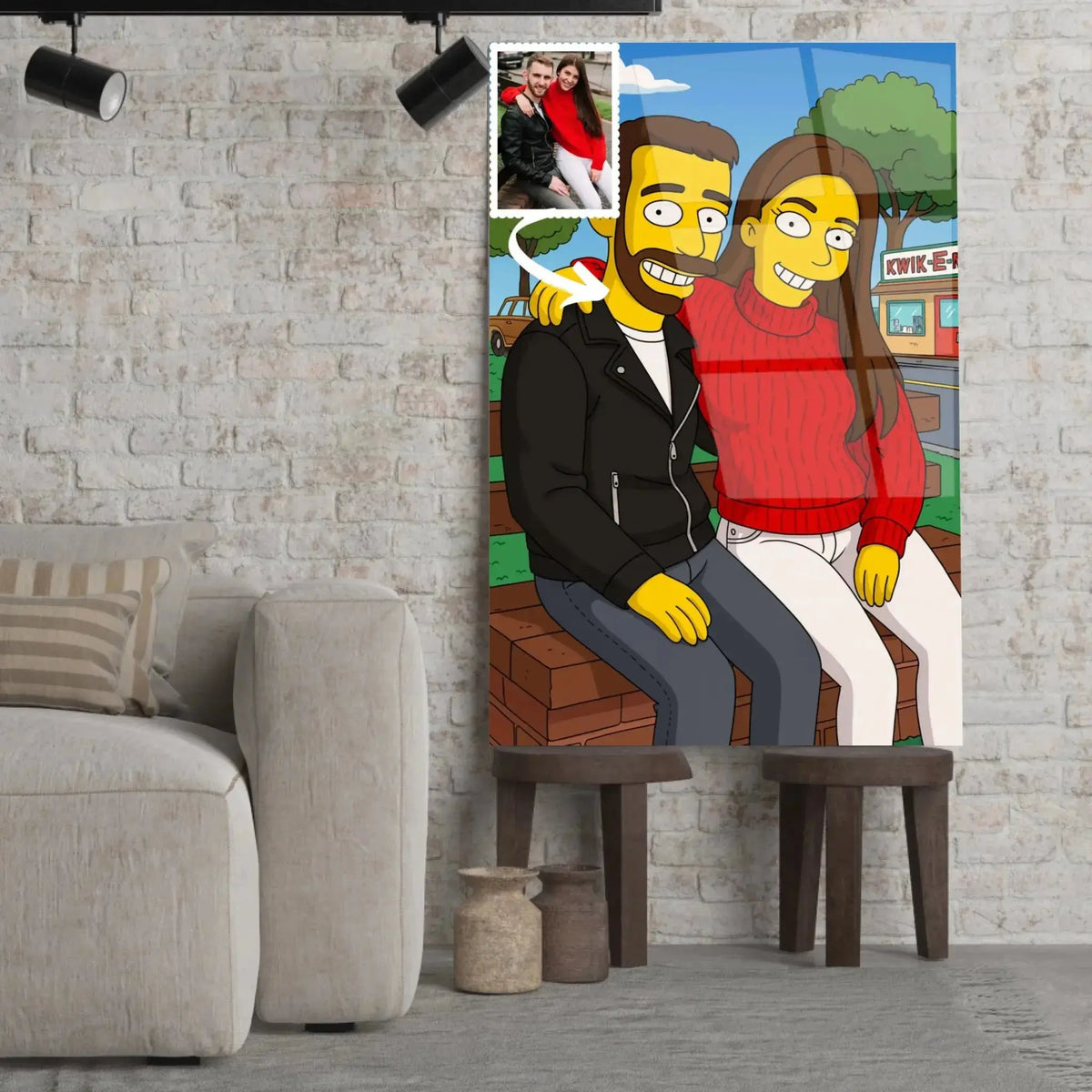 Toile personnalisée style Simpson posée sur un tabouret, salon lumineux, portrait de couple