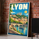 Toile décorative ville de Lyon posée au sol sur un mur de briques