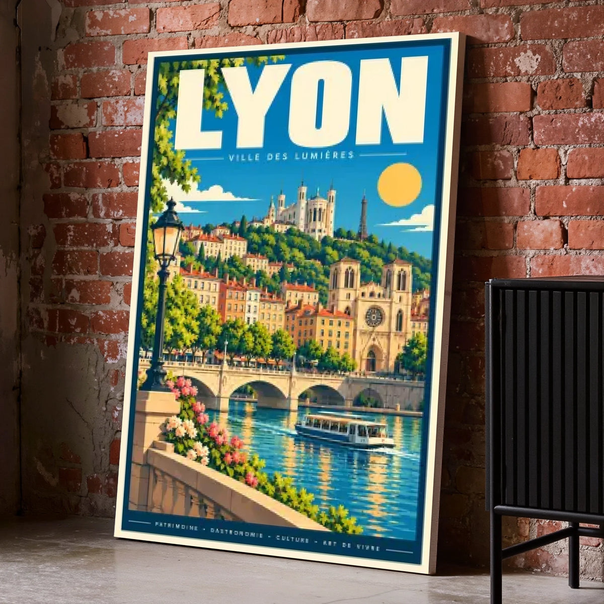 Toile décorative ville de Lyon posée au sol sur un mur de briques